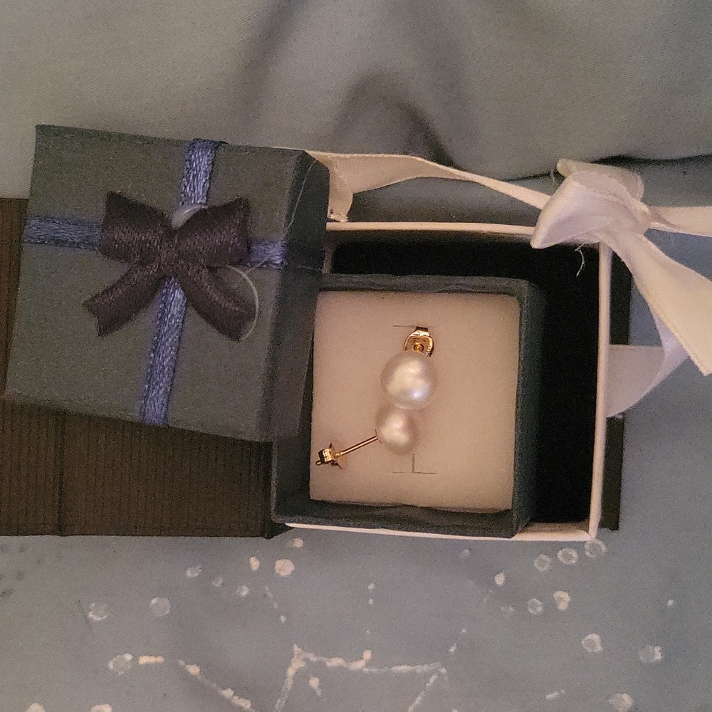 14 k Pearl earrings.